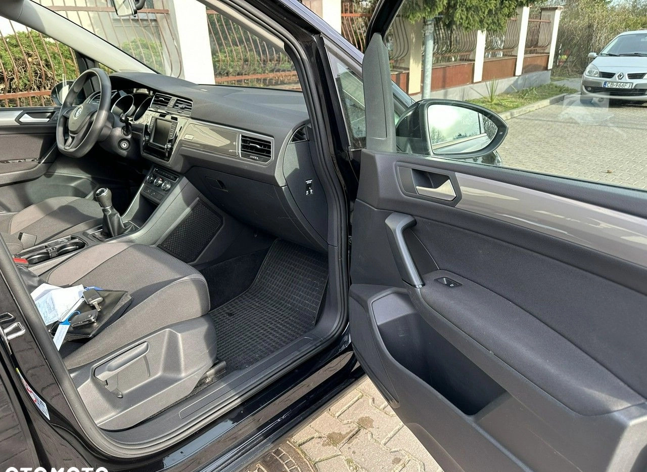 Volkswagen Touran cena 59600 przebieg: 220100, rok produkcji 2017 z Koszalin małe 232